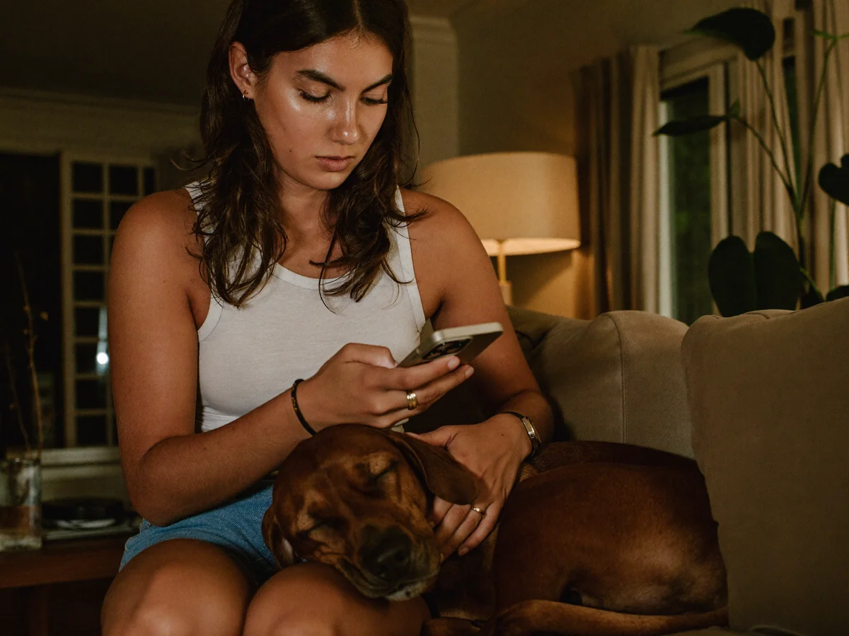 Una dueña le escribe por WhatsApp a la veterinaria de noche, con su perro dormido al lado